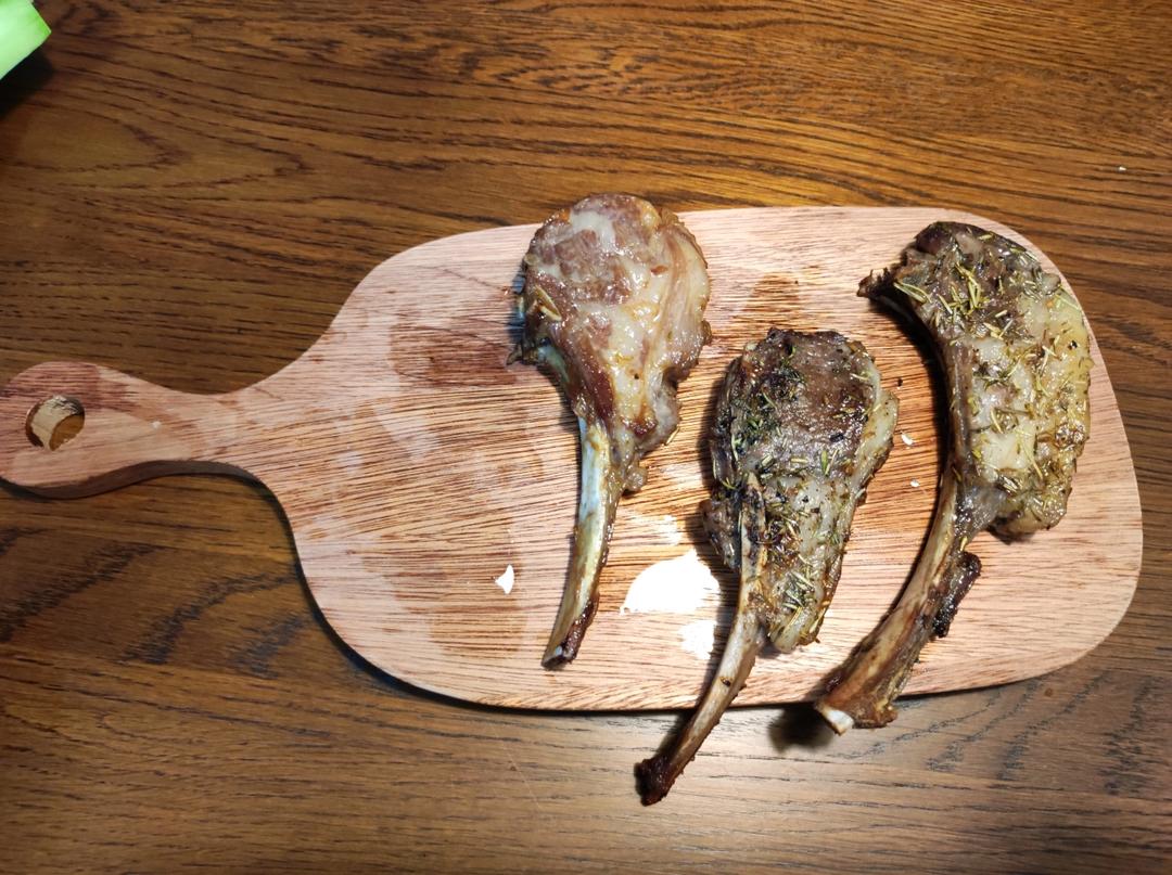 迷迭香烤羊排（小切）佐姬松茸鹰嘴豆泥