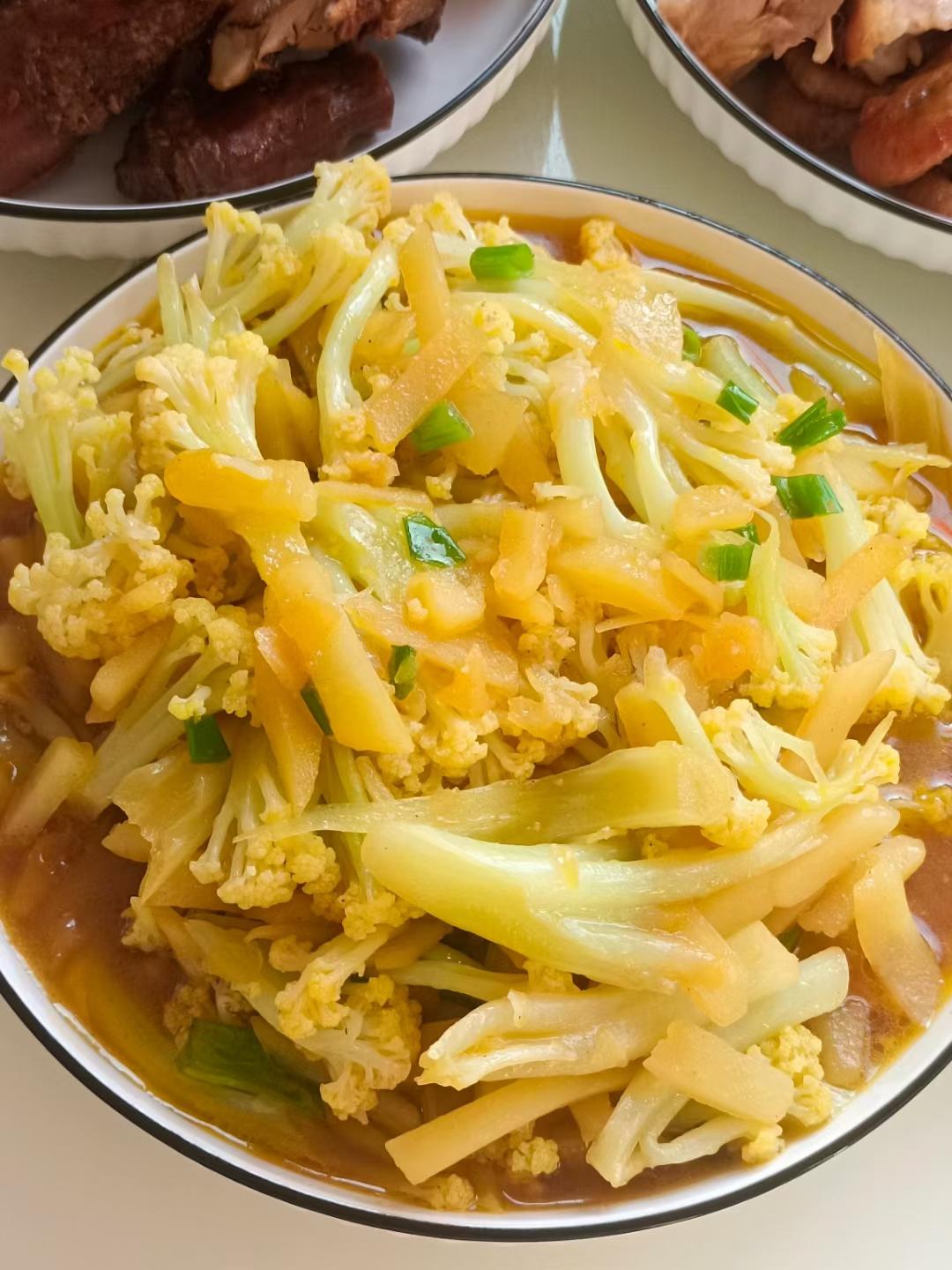五花肉炒菜花土豆条