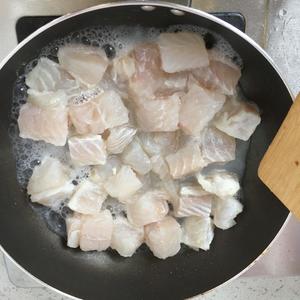 超简单的椒盐龙利鱼的做法 步骤3
