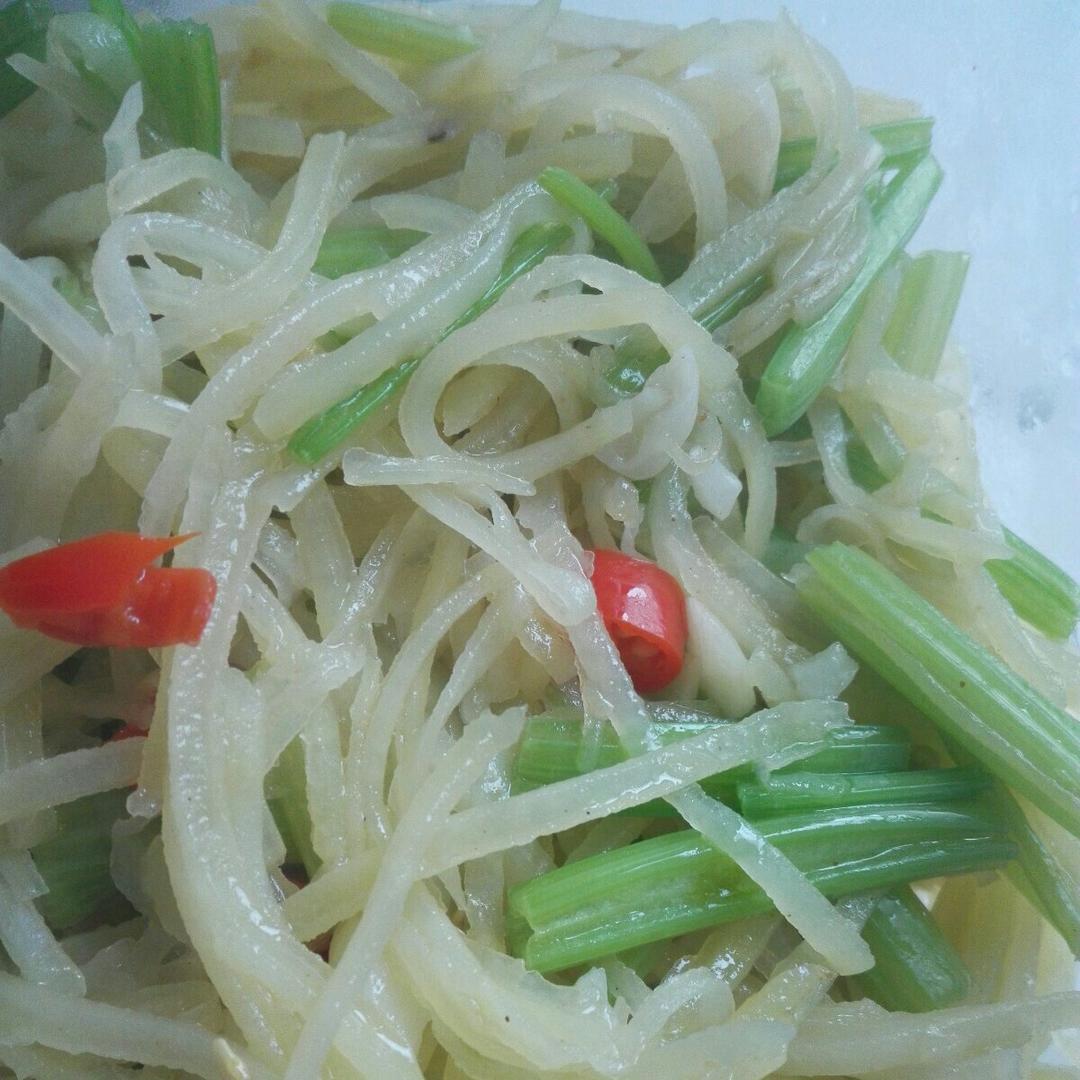 小芹菜炒土豆丝