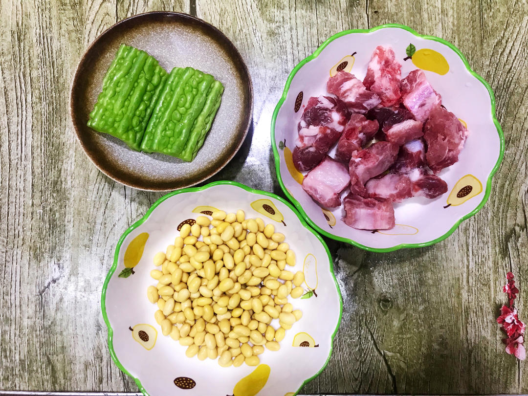 凉瓜黄豆排骨汤【6月北鼎蒸炖锅食谱】