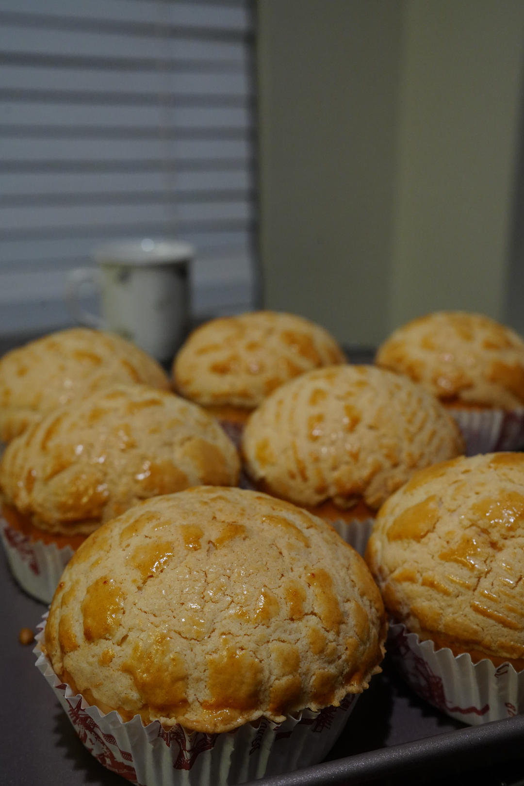 做100款面包の12：在家开茶餐厅!港式菠萝包 –不划格子自然裂开的香酥脆皮！菠萝油/酥皮包