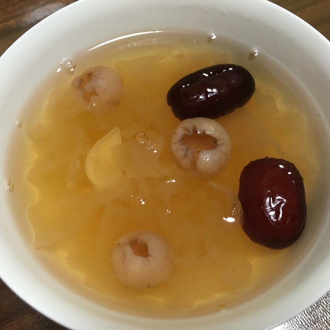 桂圆红枣银耳汤