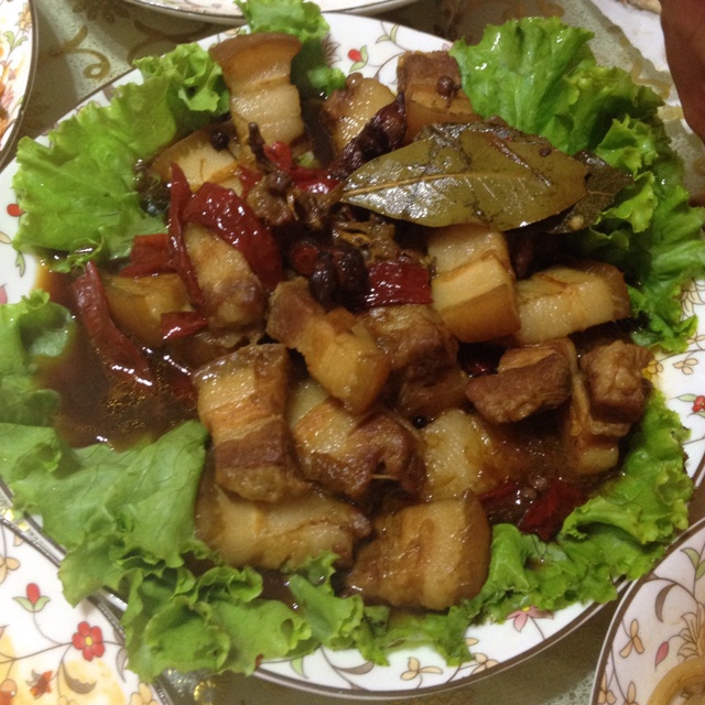 吃着碗里望着锅里的红烧肉