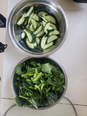 菠菜黄瓜鲜汤的做法 步骤1