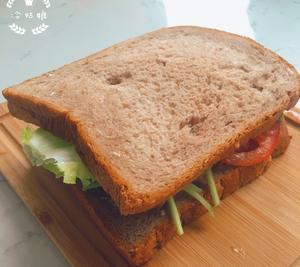 金枪鱼蔬菜三明治的做法 步骤5