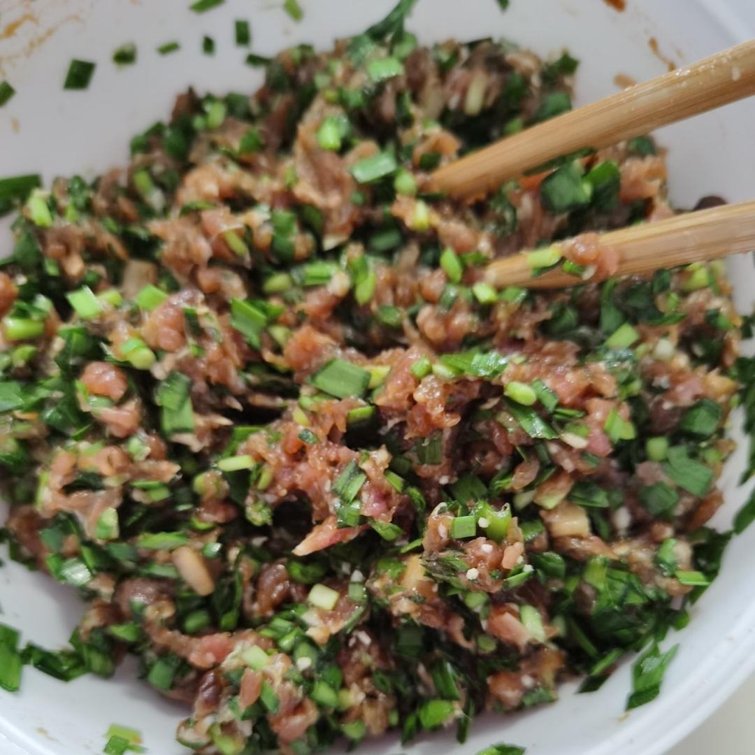 韭菜猪肉饺子(附擀皮和最简单的饺子包法)