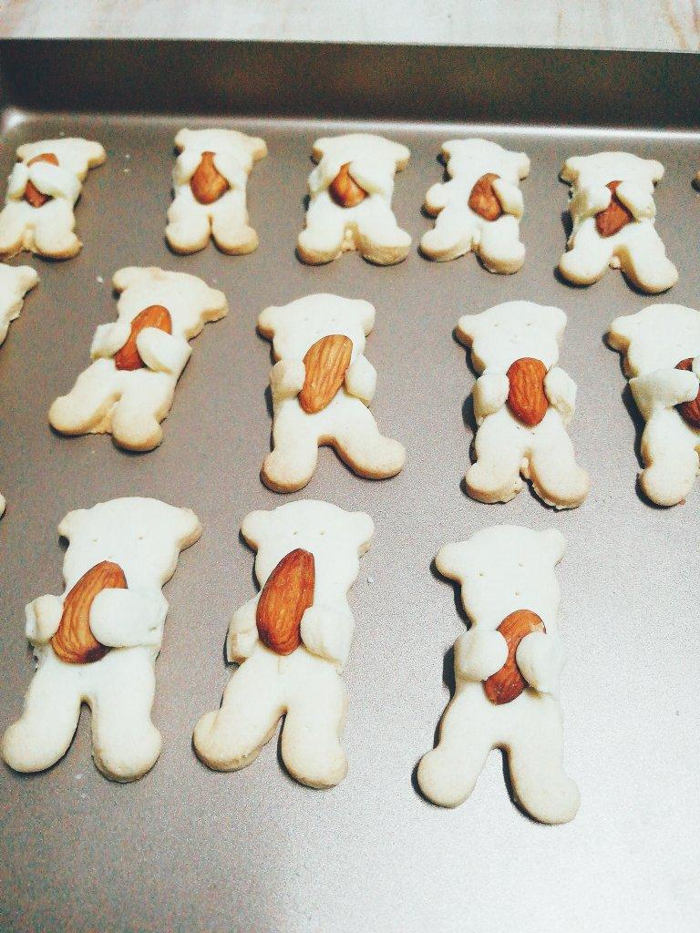 小熊抱杏仁饼干