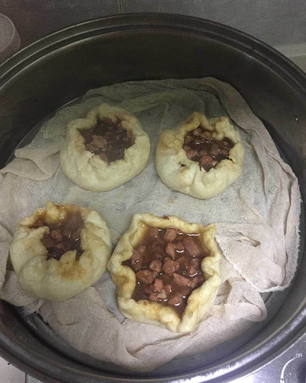 云朵般松软爆浆蜜汁叉烧包