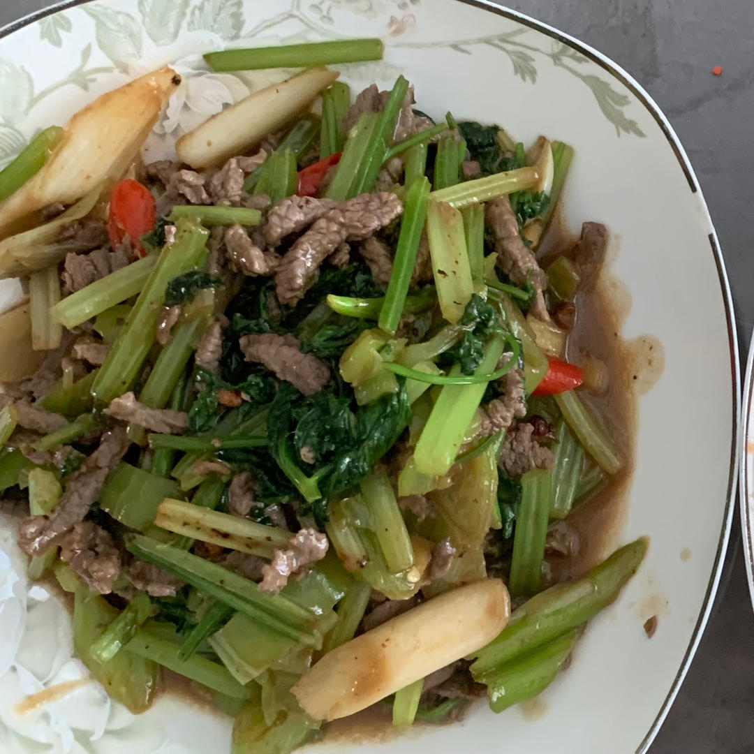 好吃到邻居敲门蹭饭的芹菜炒牛肉！