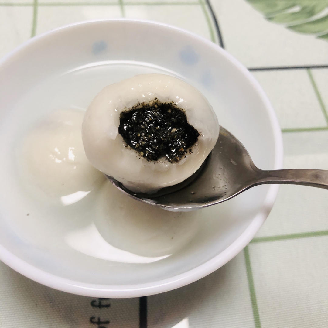 花生黑芝麻汤圆