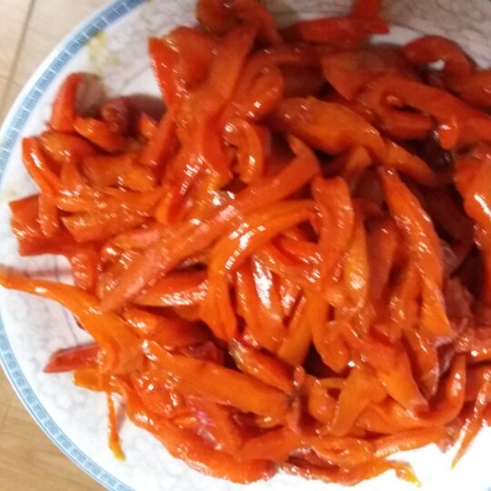 依照子瑜妈妈的方子制作的胡萝卜干，给宝宝当零食