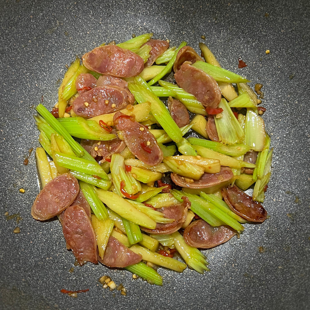 快炒西芹（芹菜）炒腊肠手残也能做
