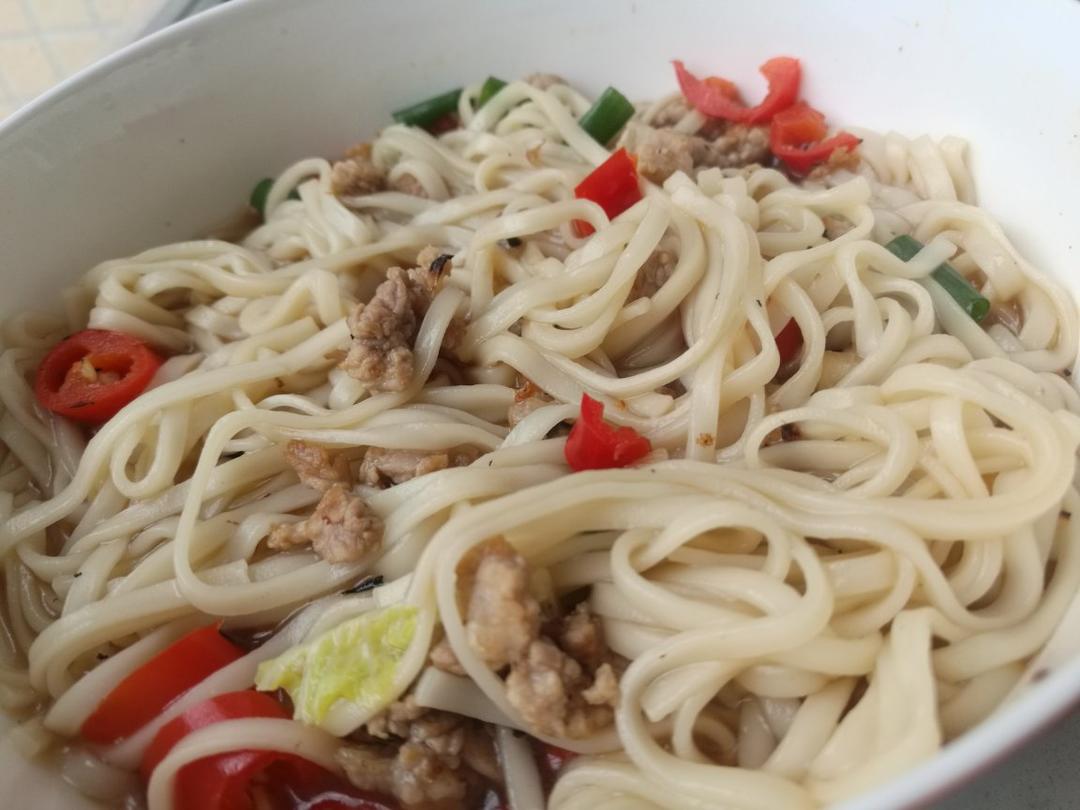 一周美食不重复🍜今天吃秒光的蒜苔肉沫拌面