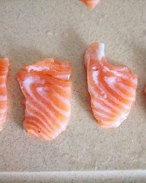 金枪鱼鱼籽寿司和三文鱼寿司的做法 步骤3