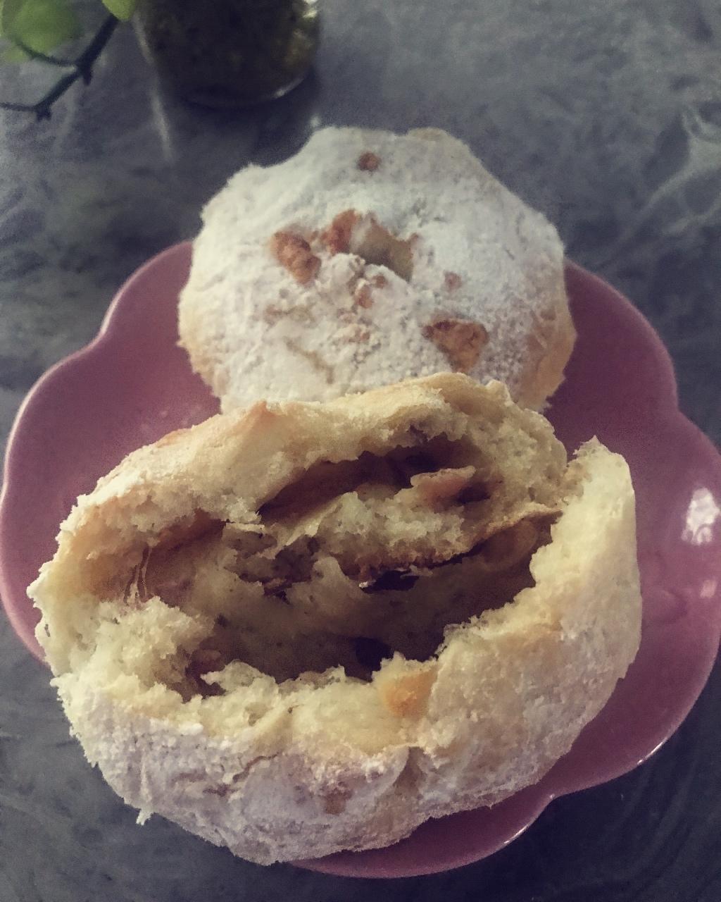 马苏里拉芝士加培根碎的面包 ​ ​​​​