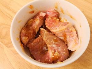梅酱猪颈肉的做法 步骤2