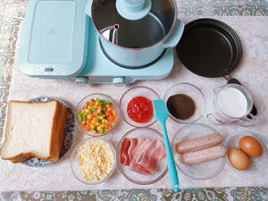 20分钟花样早餐：三明治披萨、奶茶、煎鸡蛋卷、煎香肠的做法 步骤1