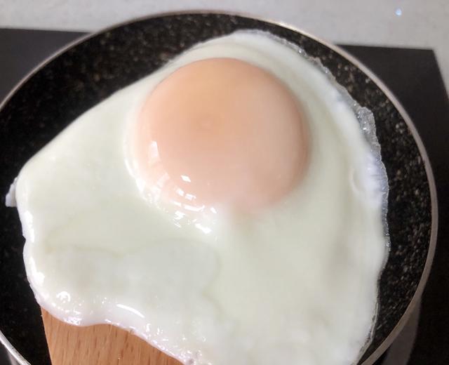 如何煎一颗营养可口鲜嫩无比的荷包蛋🍳?的做法