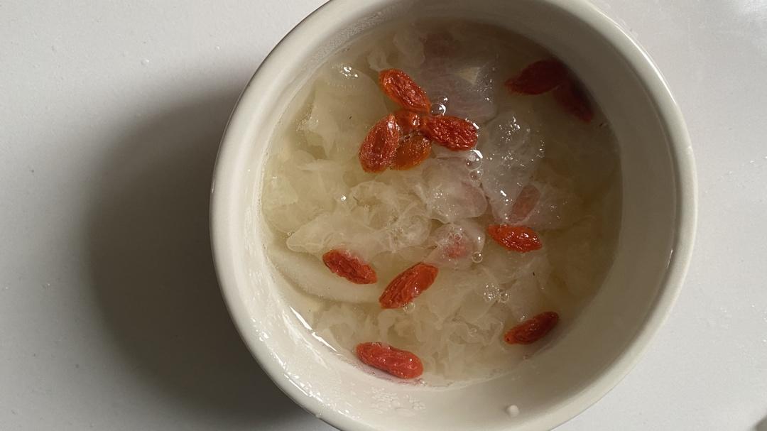 秋季润肺止咳的美食，银耳雪梨汤，软糯易出胶