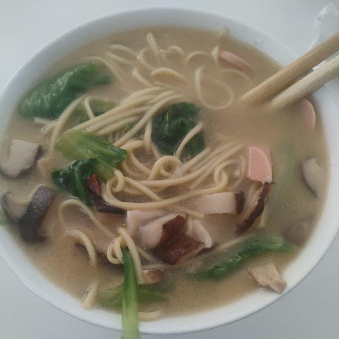 特鲜的香菇汤面