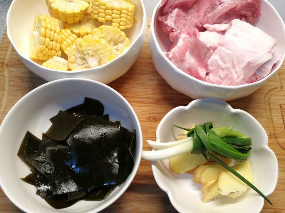 玉米海带骨头汤，记住“3”不放，简单2步做出美味清澈不油腻的做法 步骤2