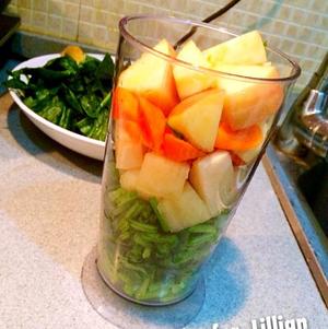 Green smoothie for Lillian的做法 步骤2