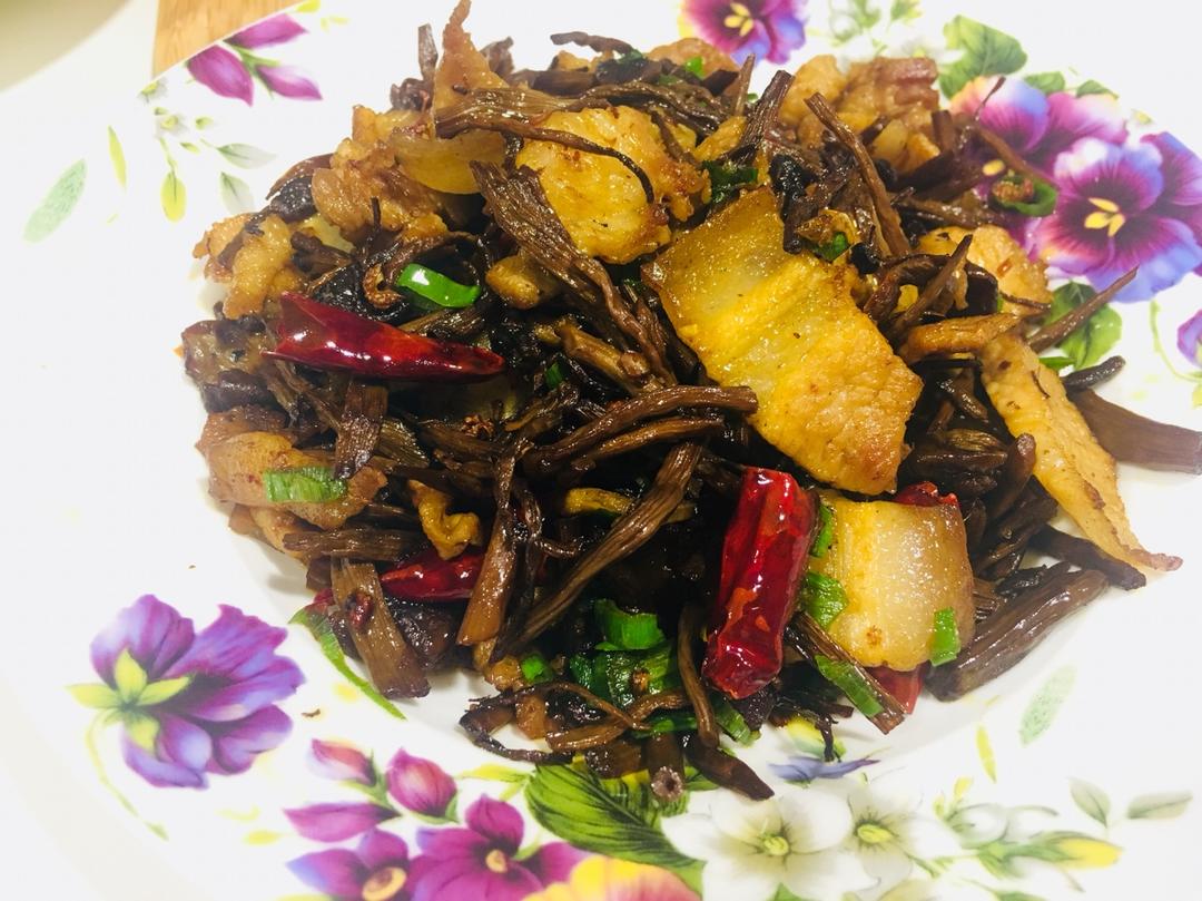 五花肉干锅茶树菇