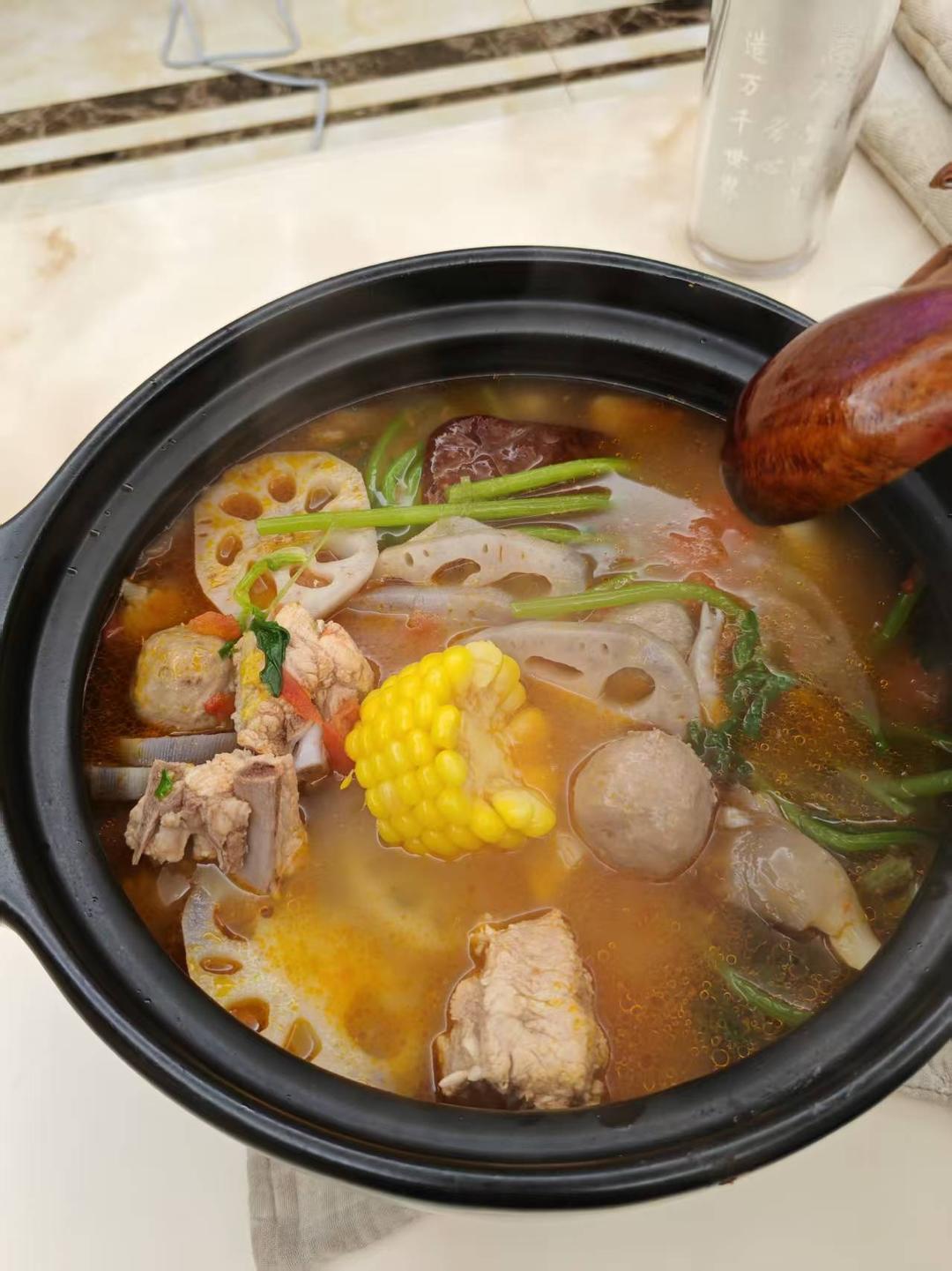 番茄排骨莲藕锅的做法