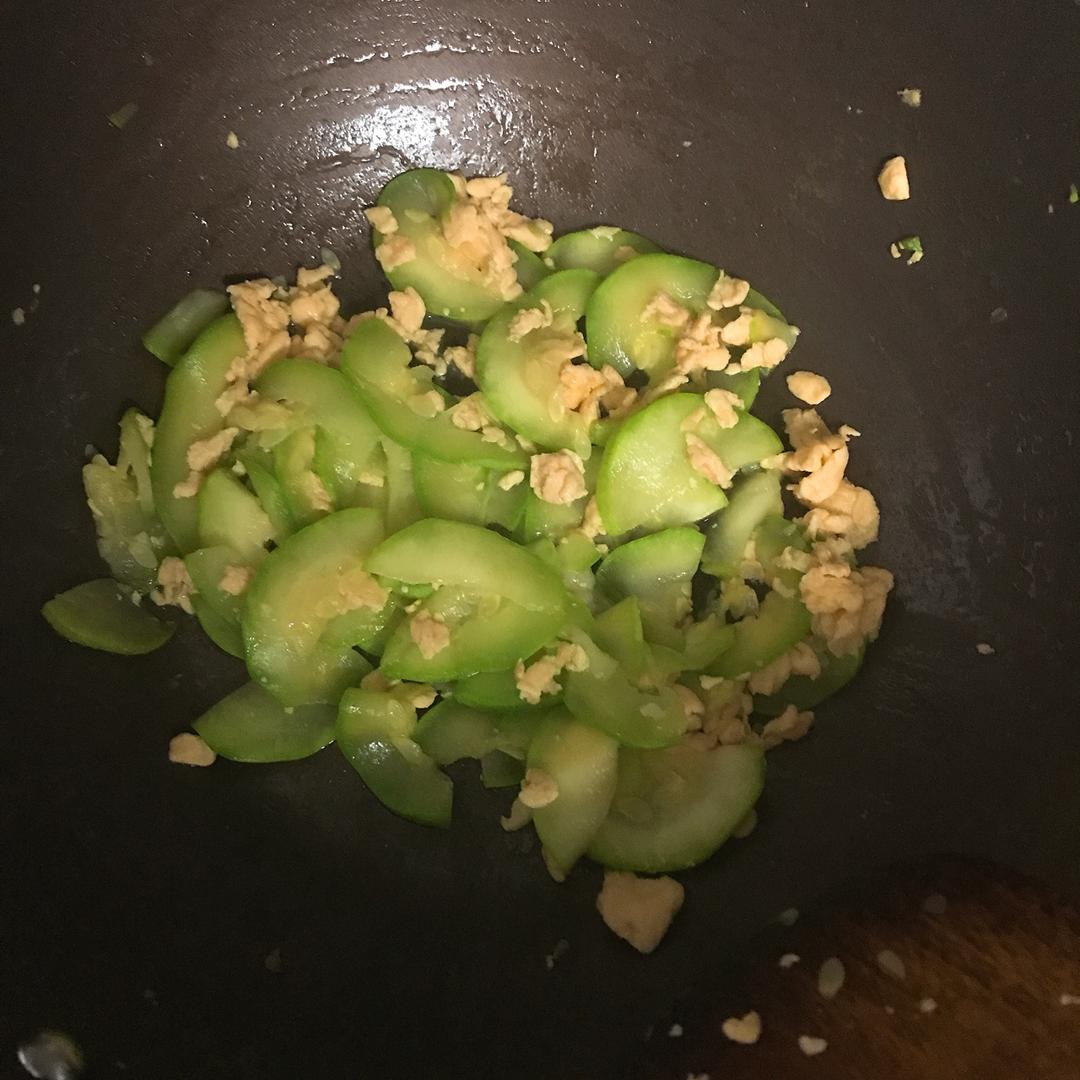 西葫芦瓜炒鸡蛋（茭瓜炒鸡蛋）