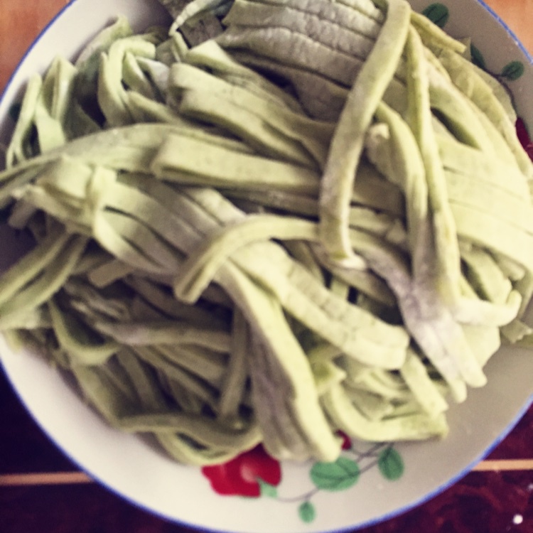 自制纯天然蔬菜汁彩色面条