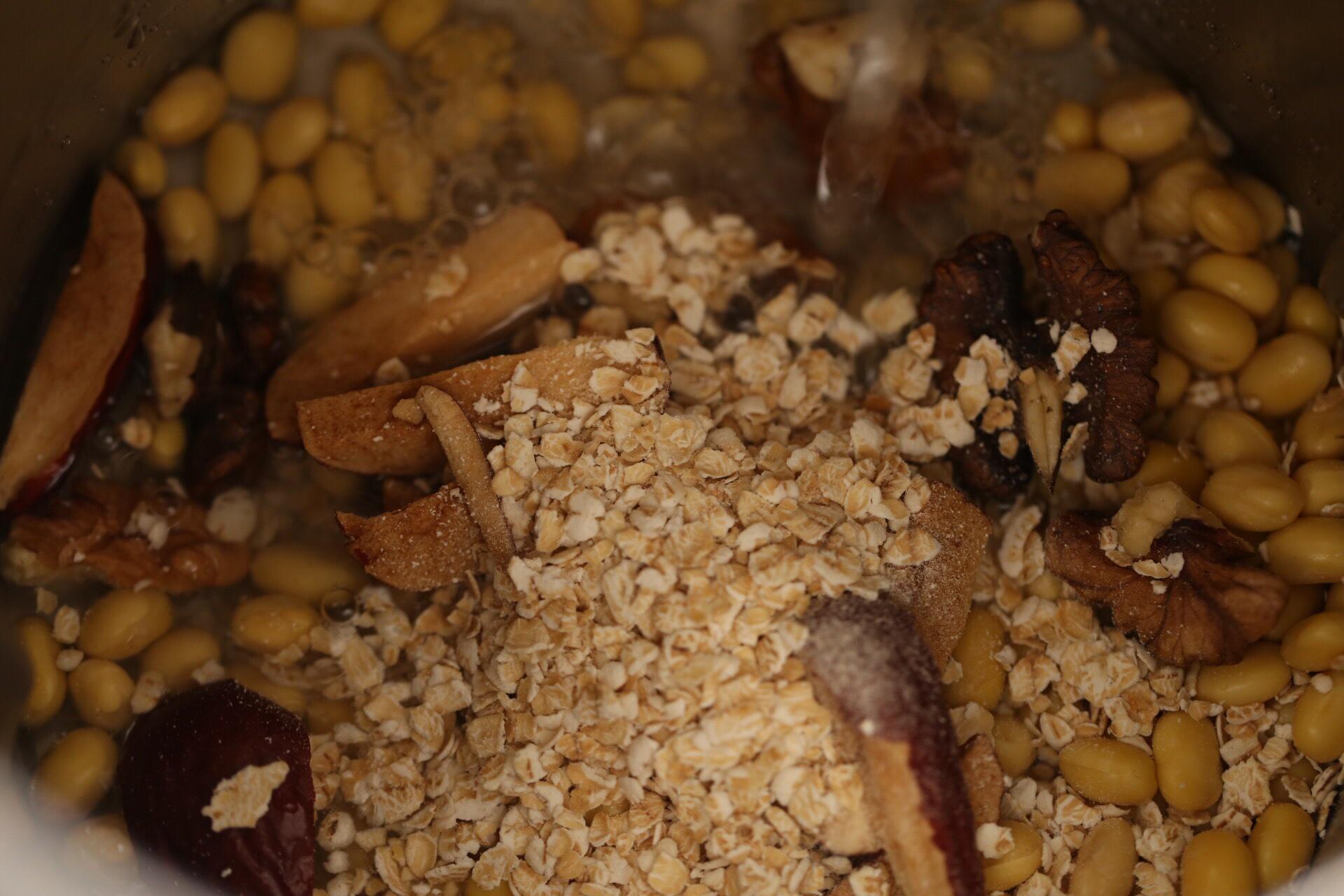 【阖家幸福】新年早餐—燕麦核桃豆浆的做法 步骤2