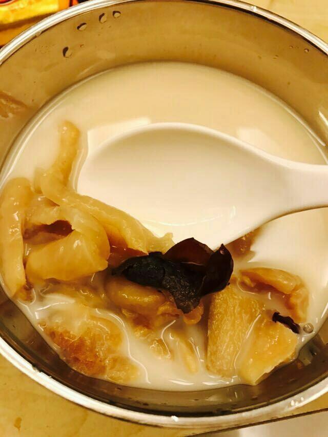 鳕鱼胶2块鳕鱼胶炖牛奶的做法35头鳕鱼胶,泡开之后吃鱼胶感觉在吃肉!