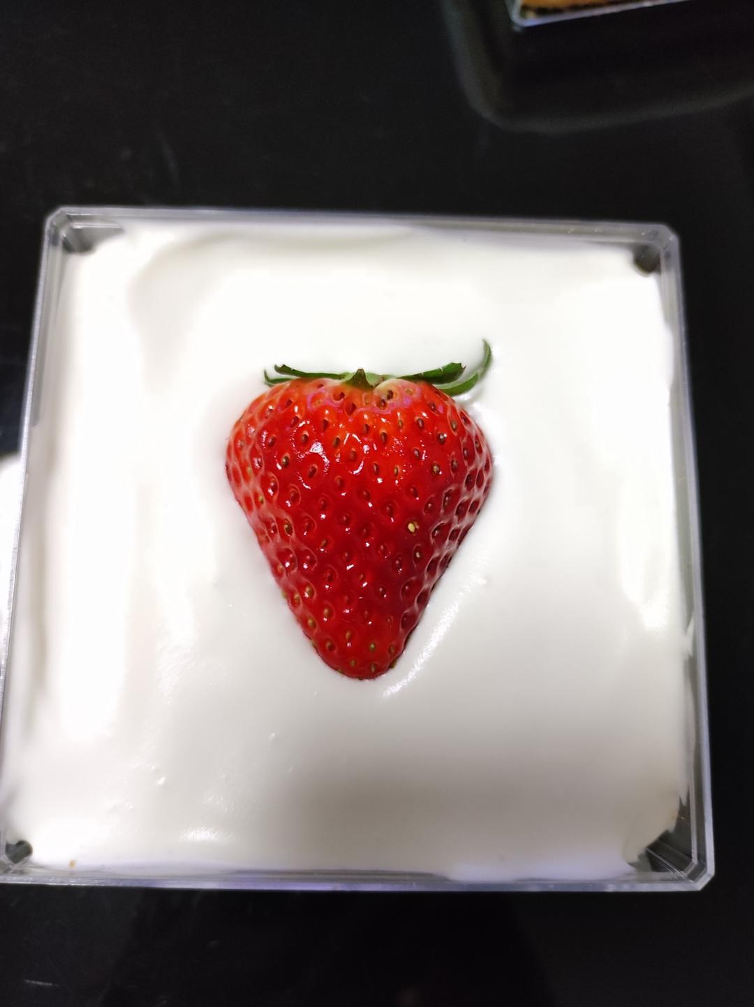冬日限定甜品🍰草莓盒子蛋糕&草莓鲜牛乳