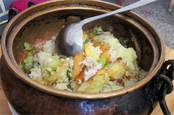 云南铜锅洋芋饭的做法