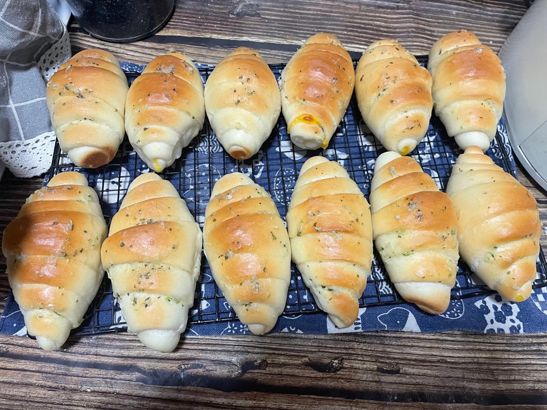 蒜香芝士海盐卷｜盐面包｜盐可颂