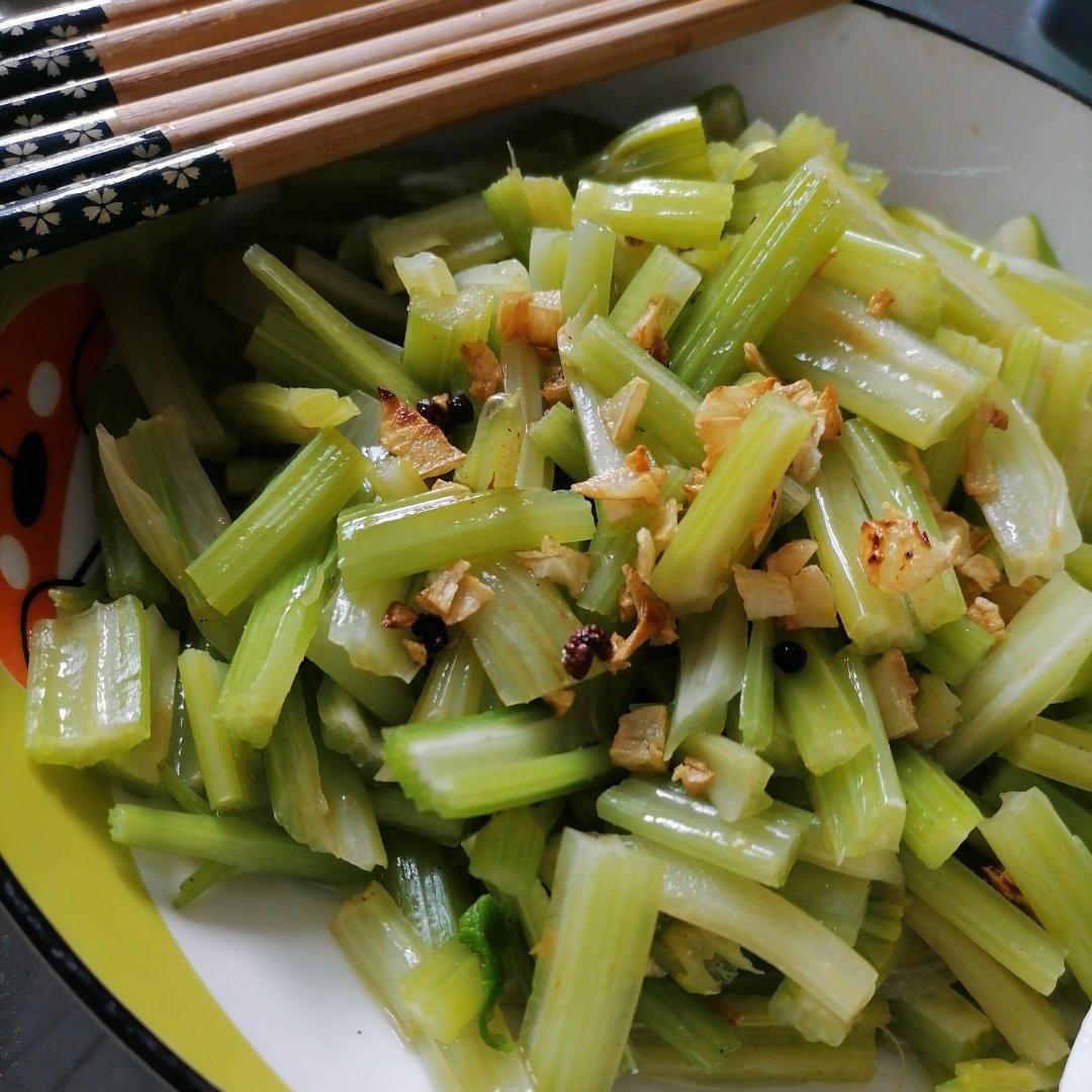 芹菜这样做有毒，吃一次爱一次