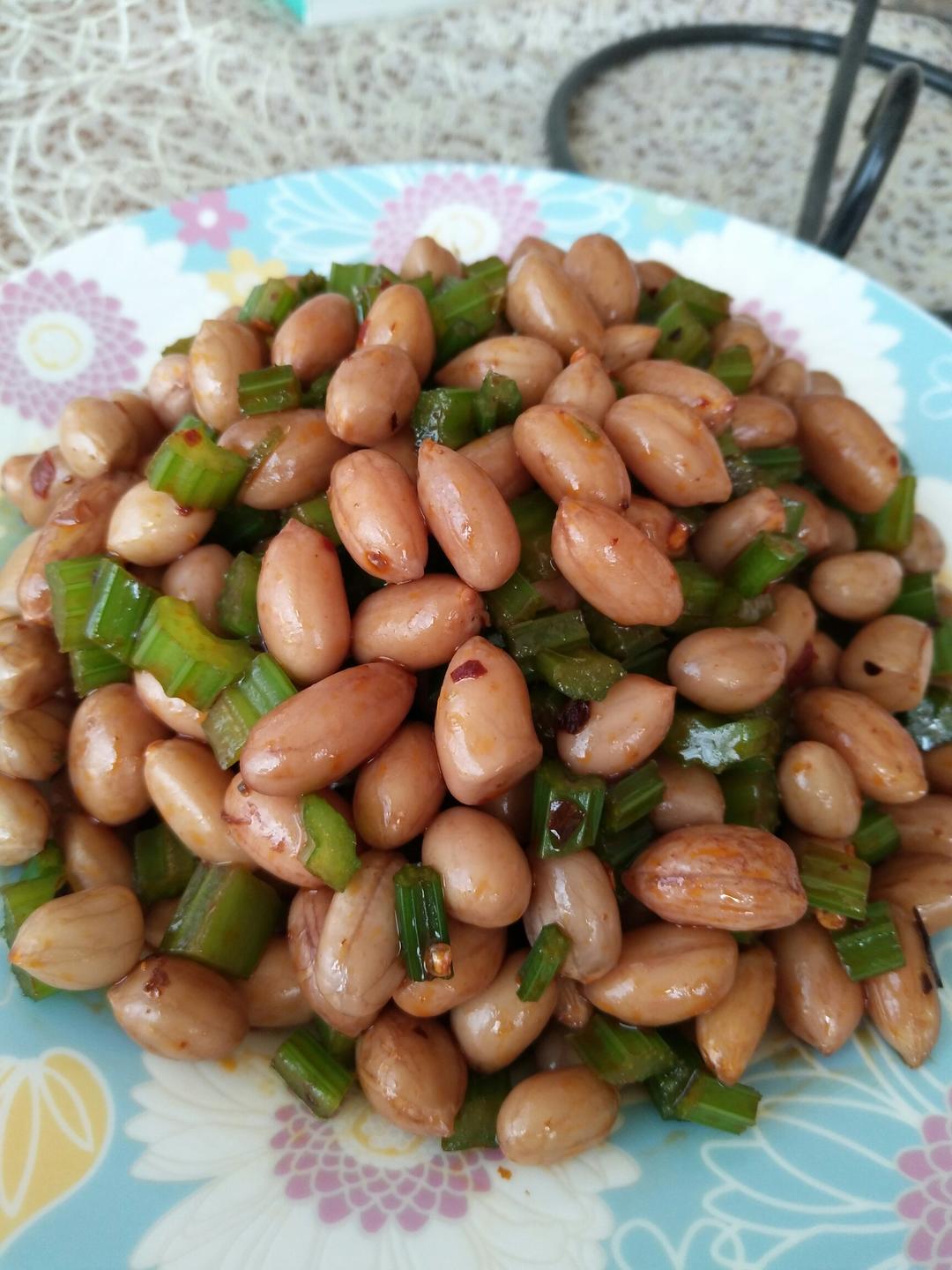 凉拌芹菜花生米胡萝卜