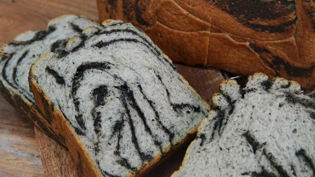 现在面包还能养生了？黑芝麻奶酥吐司的做法