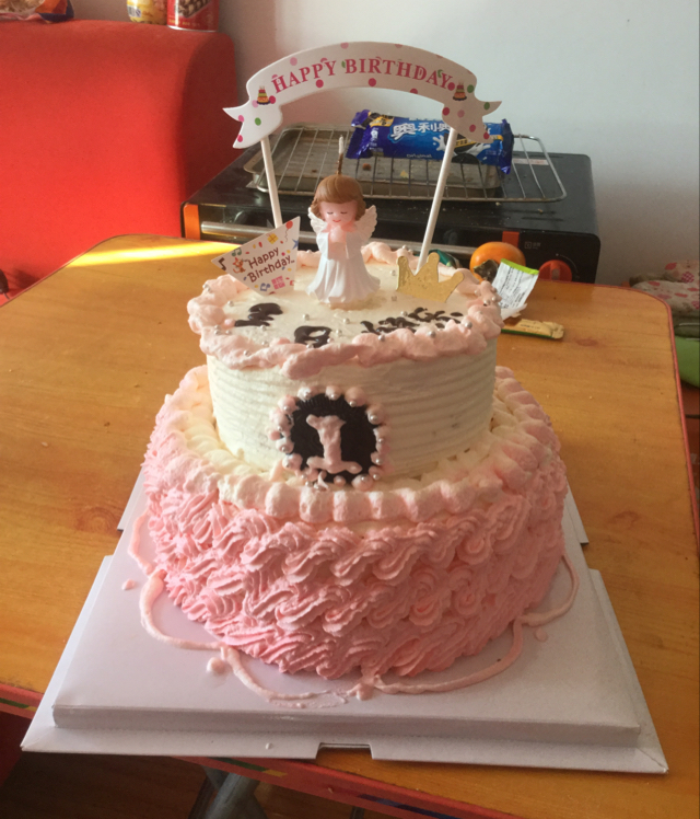 厨房里的小学生做的双层水果蛋糕