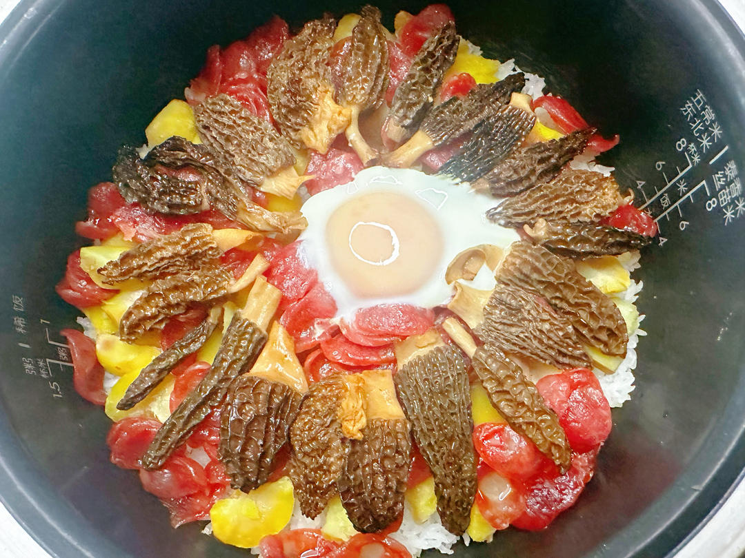 羊肚菌腊肠煲仔饭（配自制酱汁）