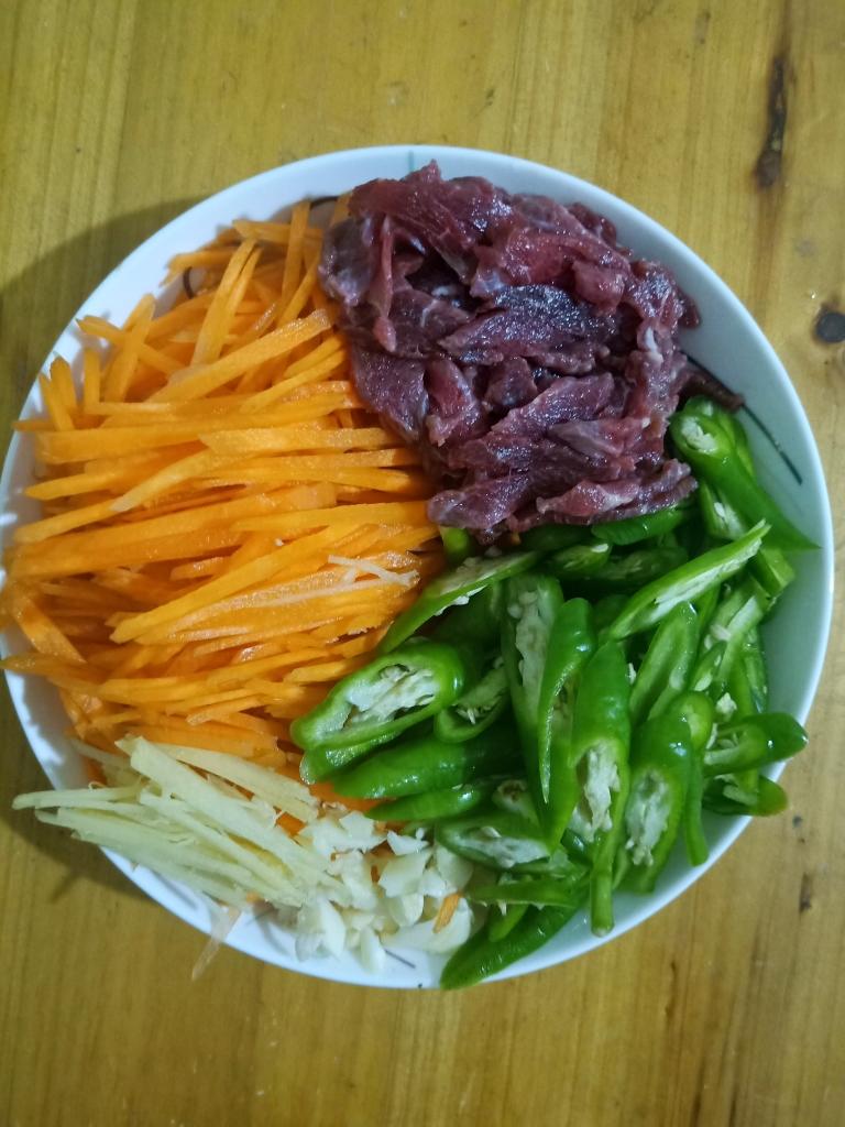 青辣椒胡萝卜炒牛肉丝