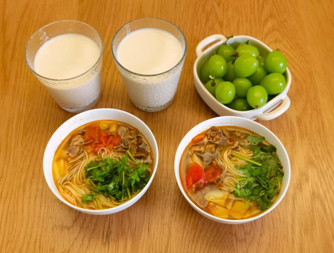 酸汤肥牛面