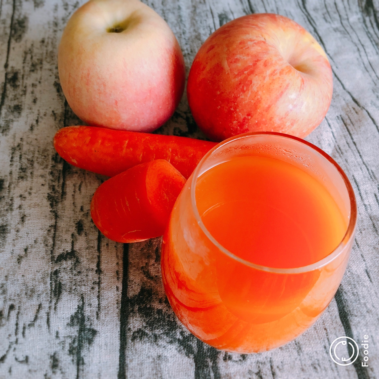 简单菜鸟做的夏季冷饮:苹果胡萝卜汁
