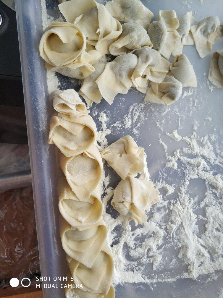 芹菜叶馅儿小馄饨
（自己擀馄饨皮儿）