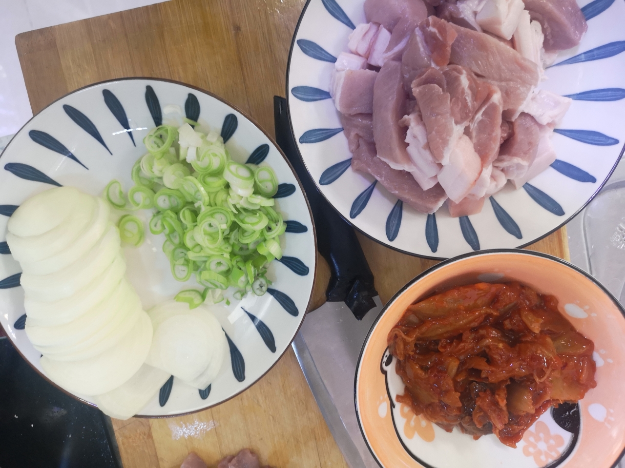 小白～辣白菜炖五花肉的做法 步骤1