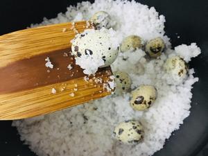 盐焗鹌鹑蛋的做法 步骤5