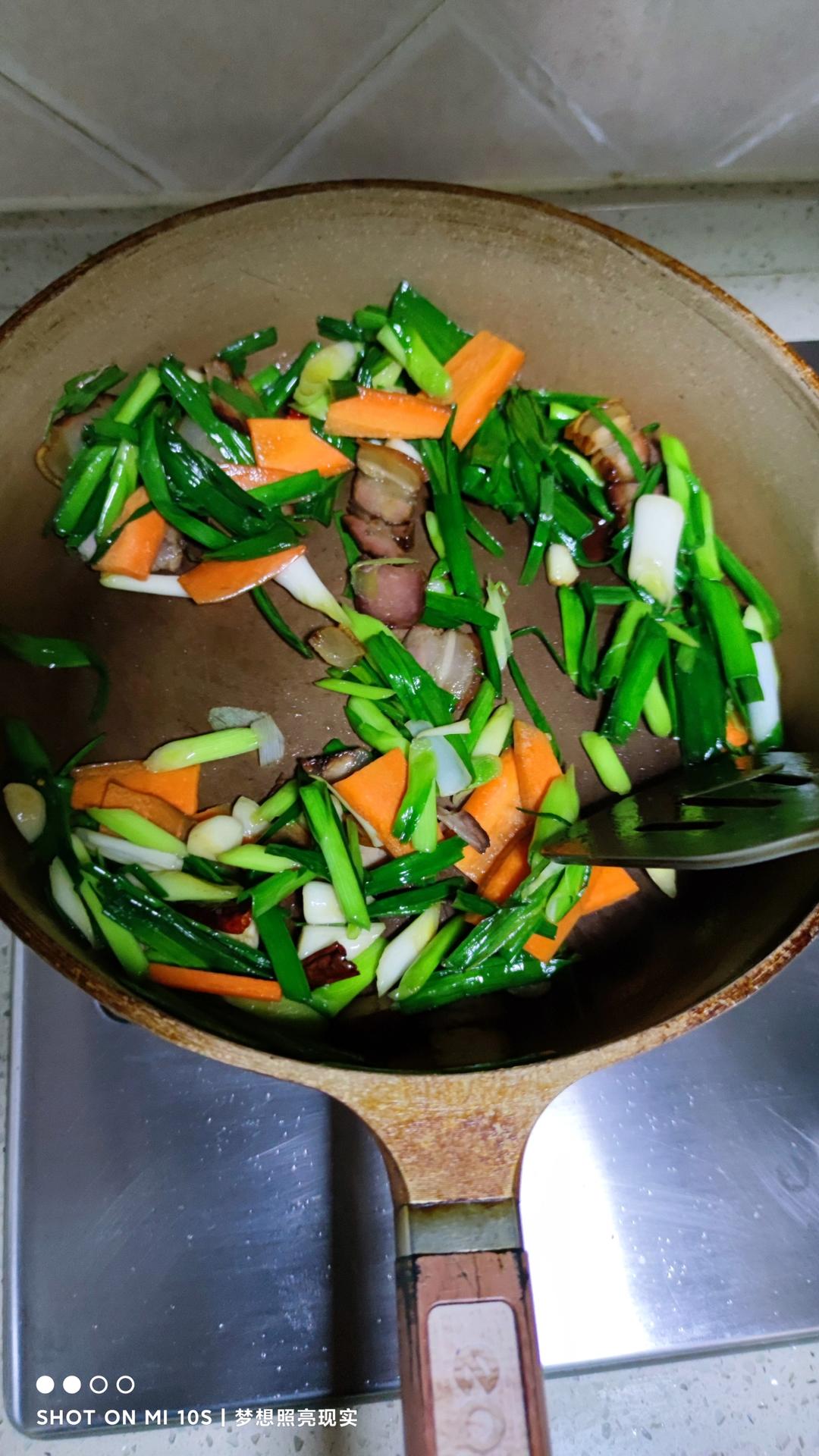 简单又下饭的大蒜叶炒腊肉