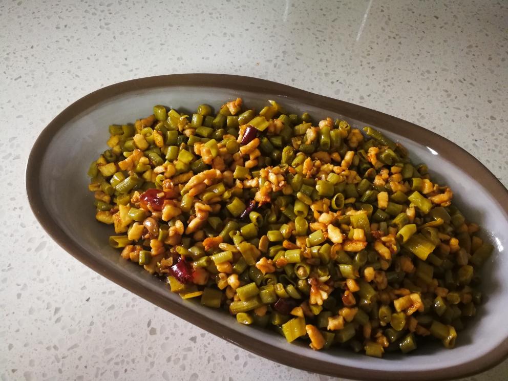 酸豆角炒鸡胸肉丁的做法