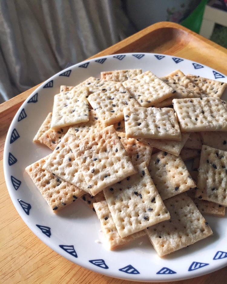 君之---纯天然打造的无比酥松---葱油香酥饼干（葱香苏打饼干）